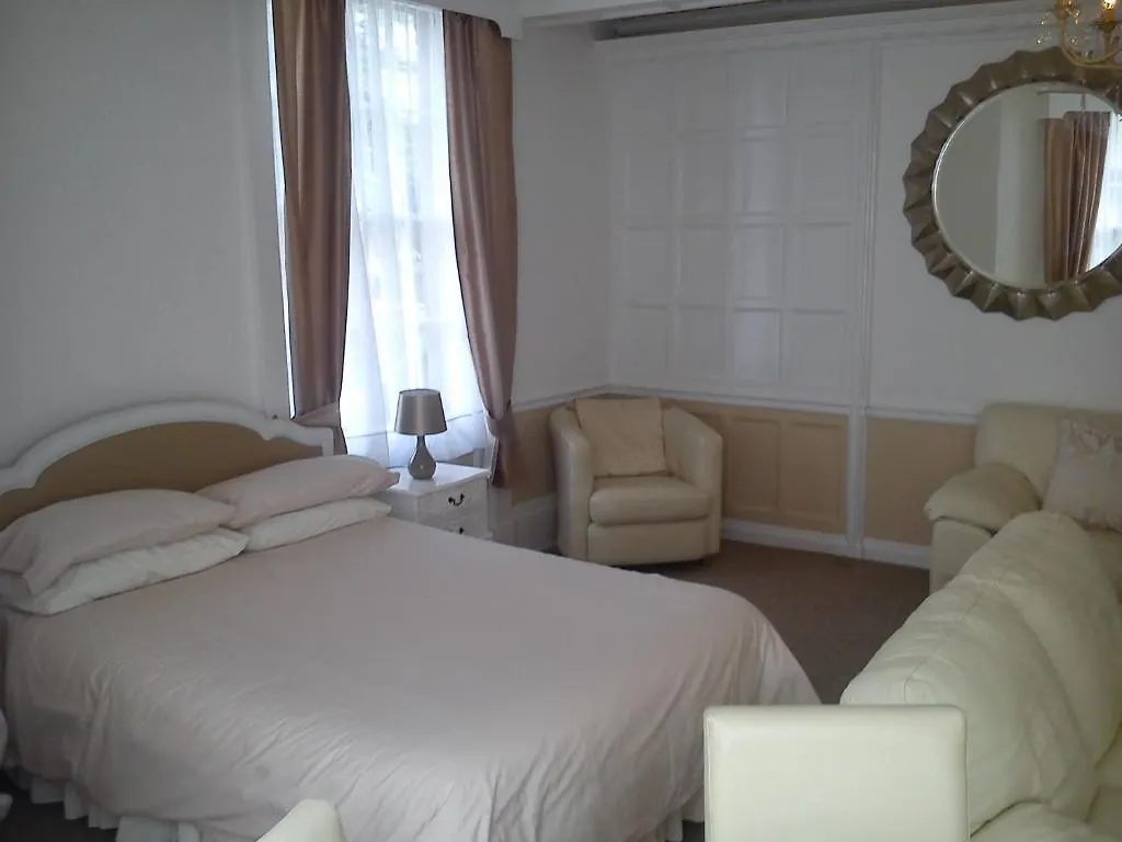 Ambassador Rooms 斯卡伯勒 3*,